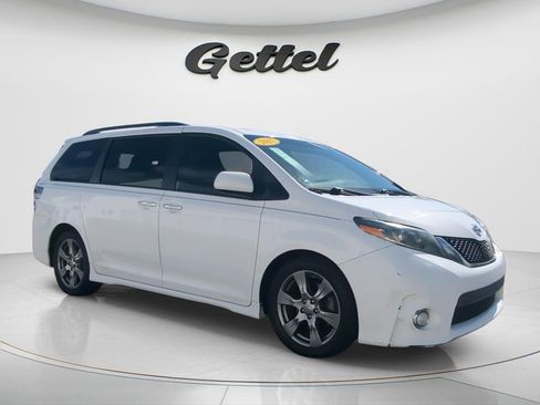 Used 2017 Toyota Sienna SE w/ SE Preferred Package image 3