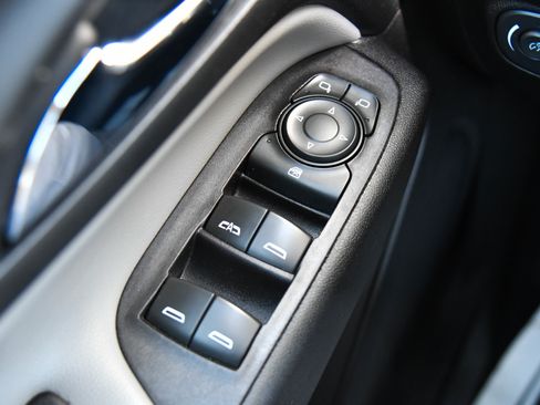 Used 2021 Chevrolet Equinox LS FWD image 29
