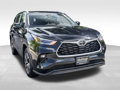 Used 2023 Toyota Highlander XLE AWD/4WD image 2