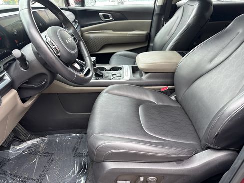 Used 2025 Kia Carnival FWD image 9