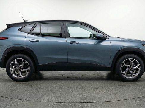 Used 2025 Chevrolet Trax LT w/ LT Convenience Package FWD image 11