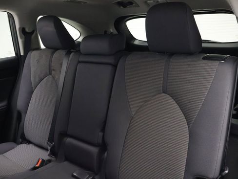 Used 2024 Toyota Highlander LE AWD/4WD image 18