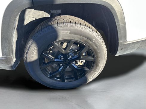 Used 2024 Jeep Grand Cherokee L Laredo image 31