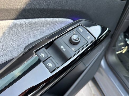 Certified 2025 Volkswagen ID.4 Pro AWD/4WD image 13