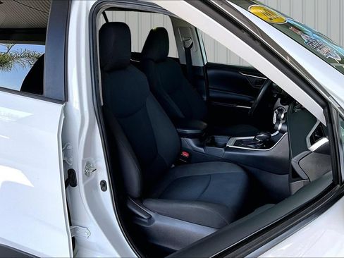 Used 2021 Toyota RAV4 LE FWD image 16