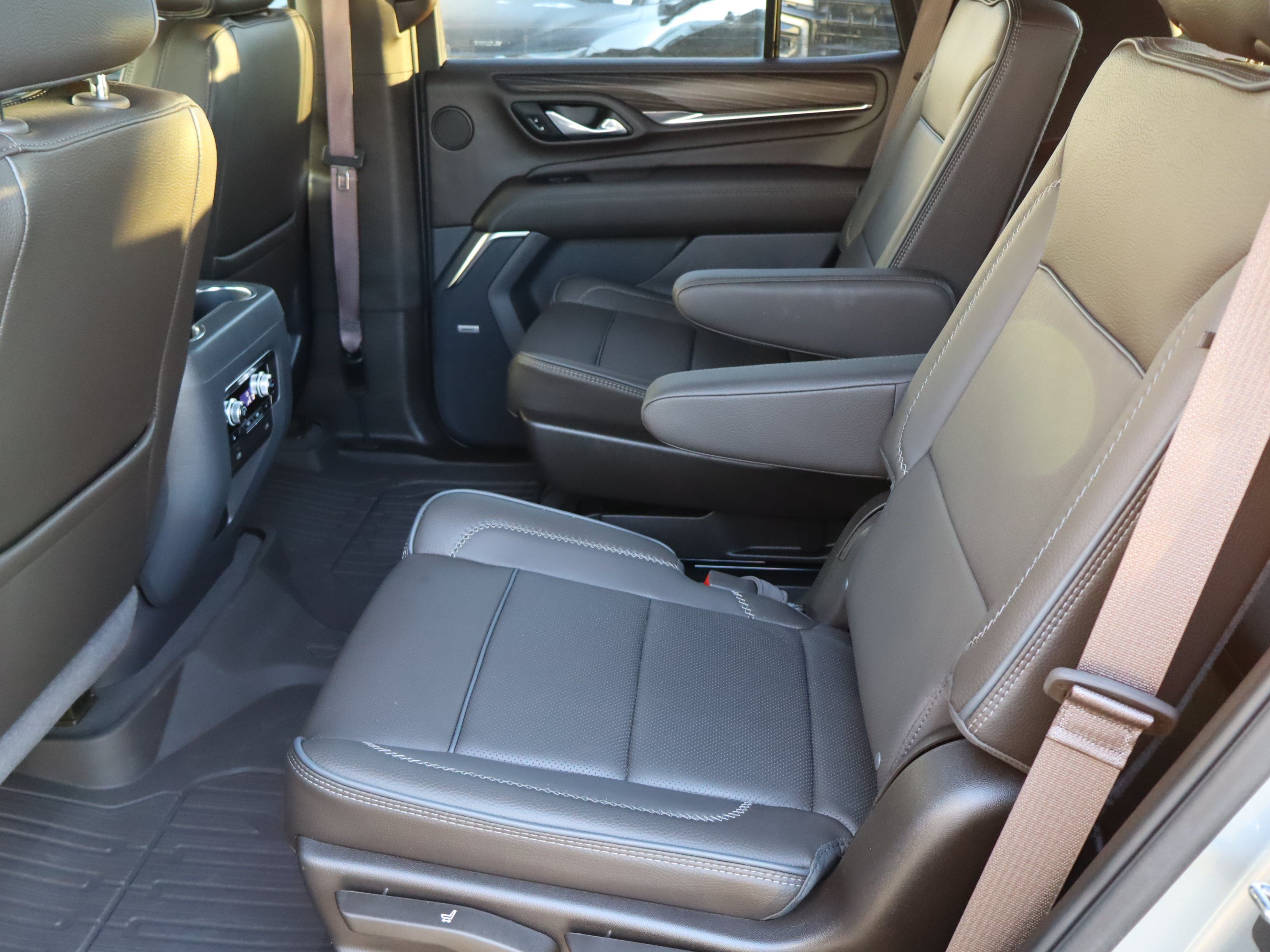 Used 2024 GMC Yukon Denali RWD image 31
