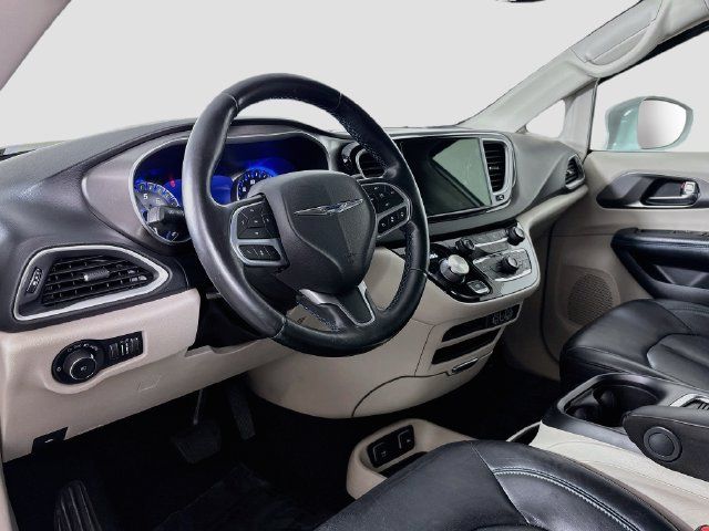 Used 2021 Chrysler Pacifica Touring-L FWD image 9