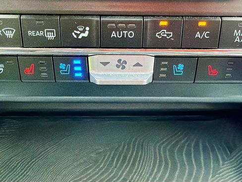Used 2025 Ford F450 Platinum w/ FX4 Off-Road Package AWD/4WD image 23