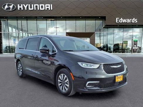 Used 2024 Chrysler Pacifica Select image 10