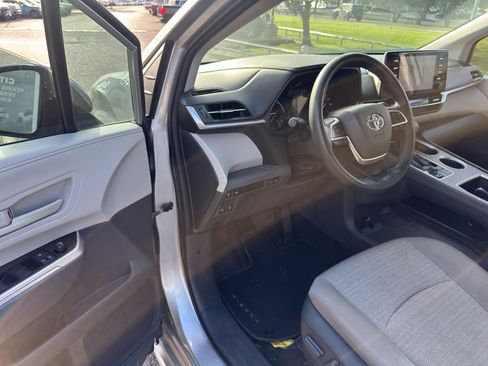Used 2021 Toyota Sienna LE FWD image 18