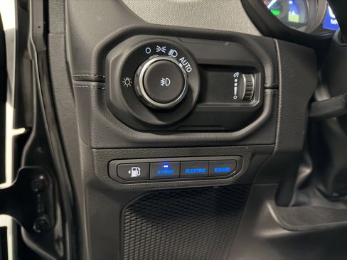 Used 2025 Jeep Wrangler Unlimited Sahara w/ Safety Group image 19