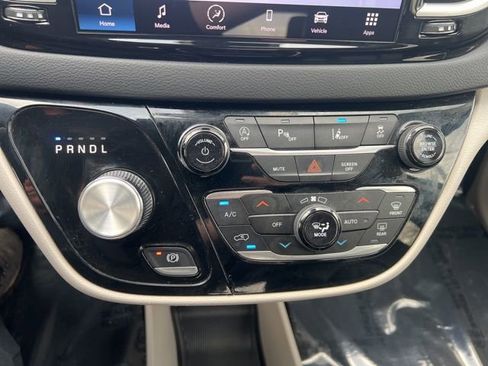 Used 2024 Chrysler Pacifica Touring-L image 13