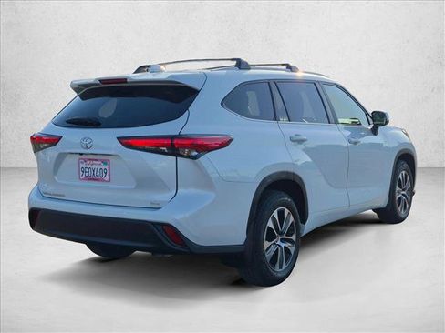 Used 2023 Toyota Highlander XLE FWD image 5