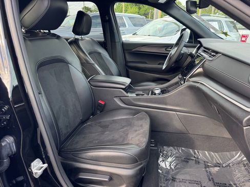 Used 2024 Jeep Grand Cherokee L Laredo image 23