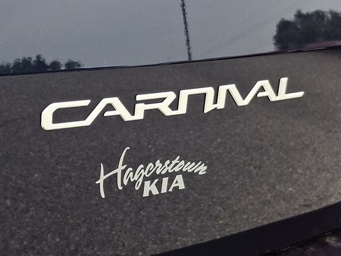 Used 2023 Kia Carnival LX FWD image 31