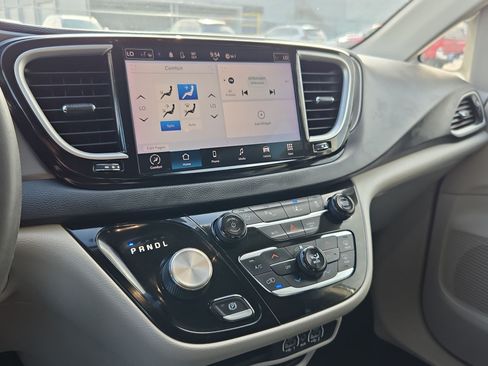 Used 2023 Chrysler Pacifica Touring-L FWD image 23