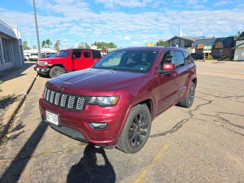 Used 2017 Jeep Grand Cherokee Altitude AWD/4WD image 1