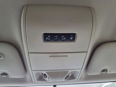 Used 2011 Volkswagen Routan SE FWD image 17
