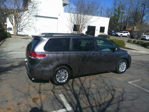 Used 2014 Toyota Sienna XLE image 13