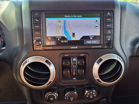 Used 2018 Jeep Wrangler Unlimited Rubicon w/ Connectivity Group AWD/4WD image 12