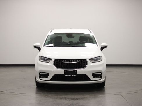 Used 2023 Chrysler Pacifica Touring-L FWD image 3