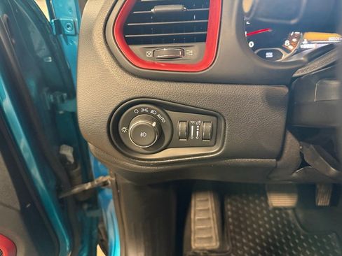 Used 2020 Jeep Renegade Trailhawk w/ Cold Weather Group AWD/4WD image 17