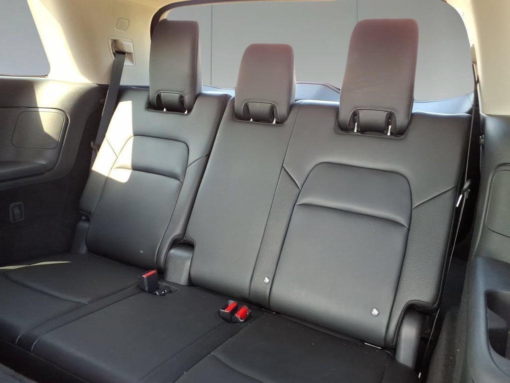Used 2025 Nissan Pathfinder SL AWD/4WD image 10