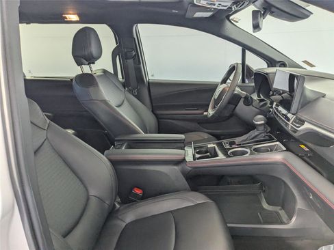Used 2025 Toyota Sienna XSE image 27