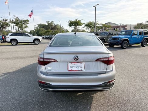 Used 2024 Volkswagen Jetta SE FWD image 4