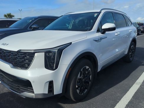 Certified 2025 Kia Sorento S image 4