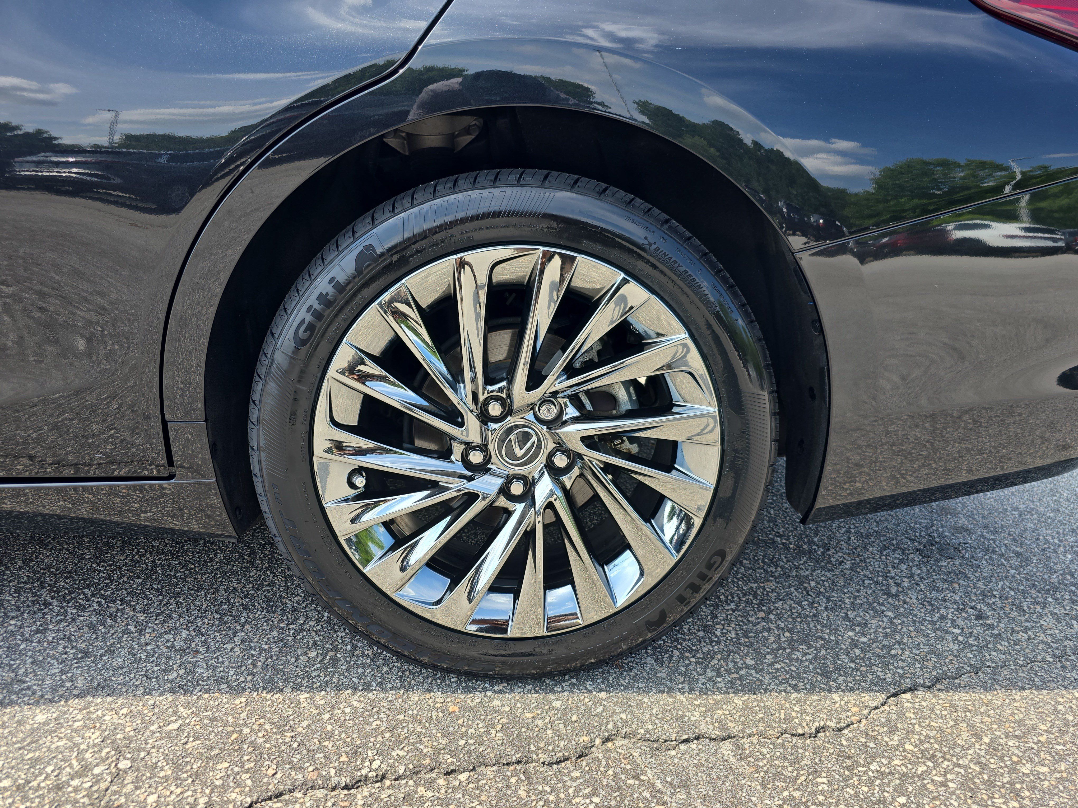 Used 2025 Lexus ES 300h Ultra Luxury w/ Accessory Package (Z2) FWD image 30