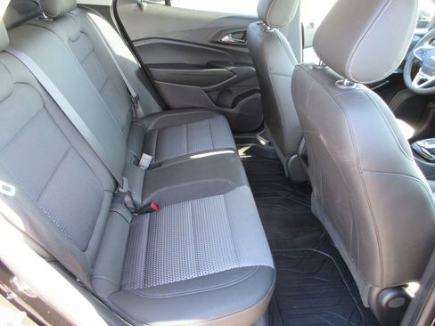 Used 2025 Chevrolet Trax LT w/ LT Convenience Package image 17