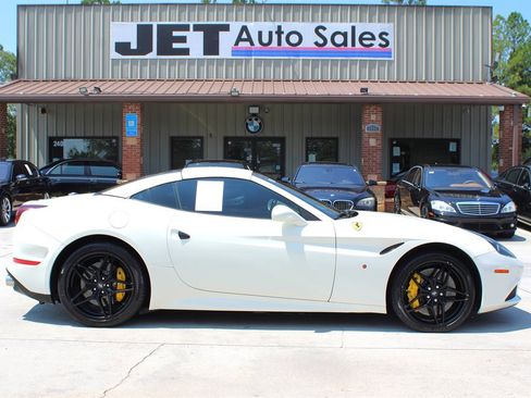 Used 2017 Ferrari California T image 15