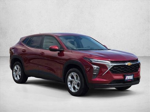 Used 2025 Chevrolet Trax LS w/ LS Convenience Package FWD image 3