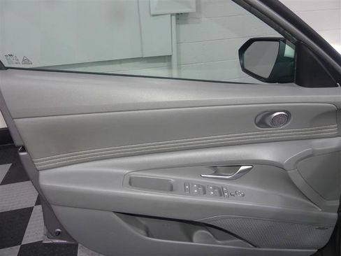 Used 2022 Hyundai Elantra SEL w/ Convenience + Premium Package FWD image 18