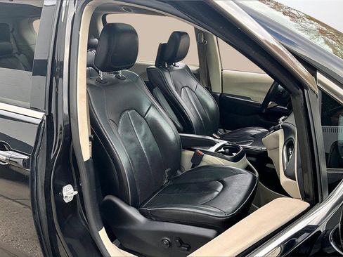 Used 2019 Chrysler Pacifica Limited w/ Tire & Wheel Group image 27