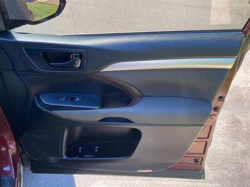 Used 2019 Toyota Highlander LE FWD image 36