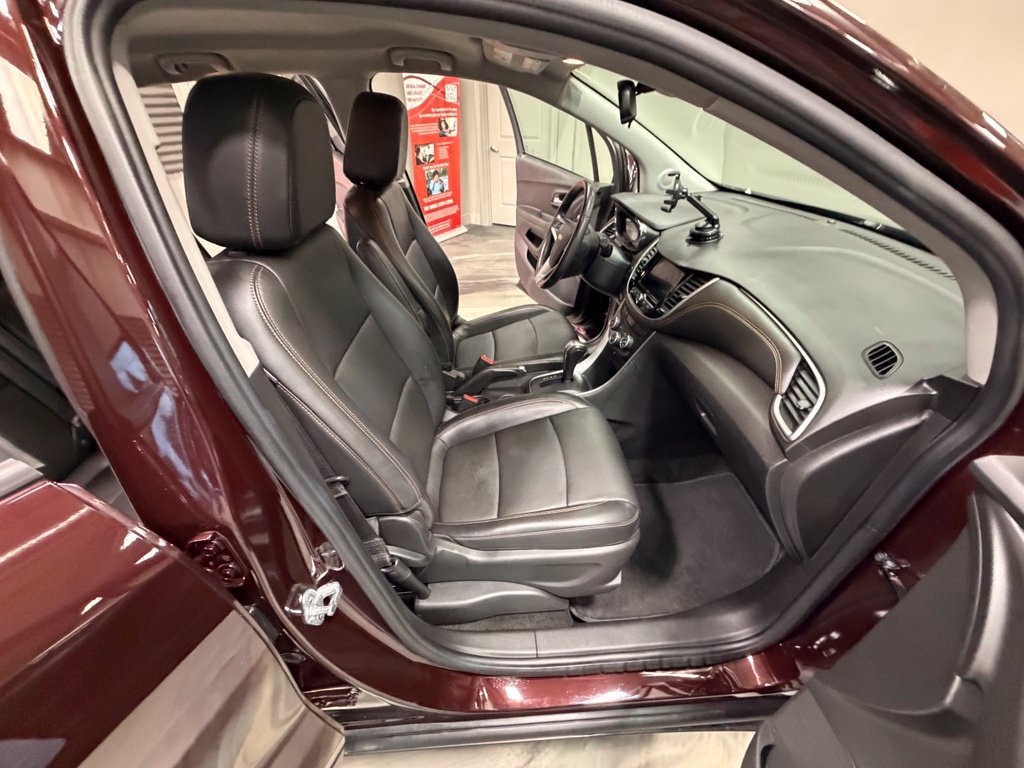 Used 2021 Chevrolet Trax LT w/ Premium Seat Package AWD/4WD image 38