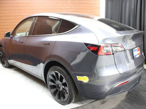 Used 2022 Tesla Model Y Long Range image 11