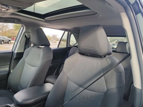 Used 2020 Toyota RAV4 XLE w/ Convenience Package image 9