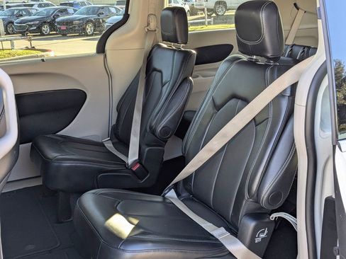 Used 2024 Chrysler Pacifica Touring-L image 26