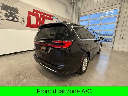 Used 2024 Chrysler Pacifica Touring-L image 3