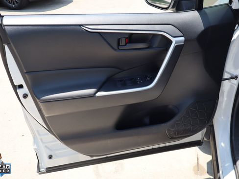 Used 2019 Toyota RAV4 LE FWD image 12
