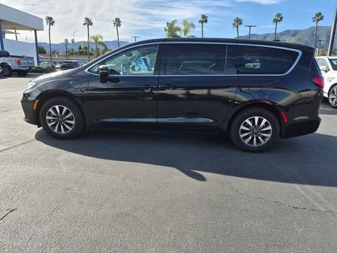 Used 2023 Chrysler Pacifica Touring-L image 4