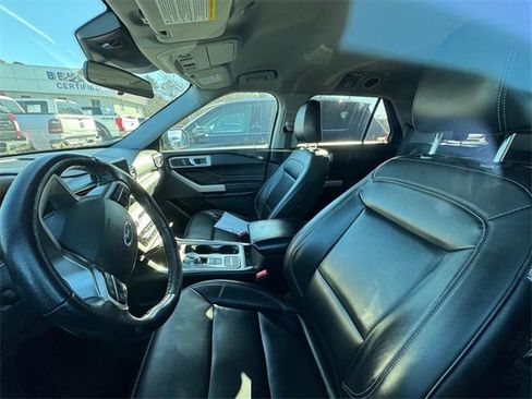 Used 2021 Ford Explorer XLT w/ Equipment Group 202A image 9