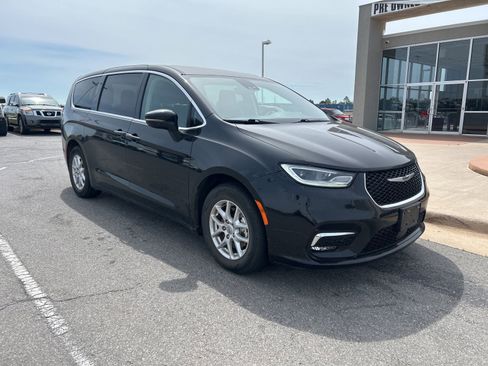 Used 2023 Chrysler Pacifica Touring-L FWD image 3