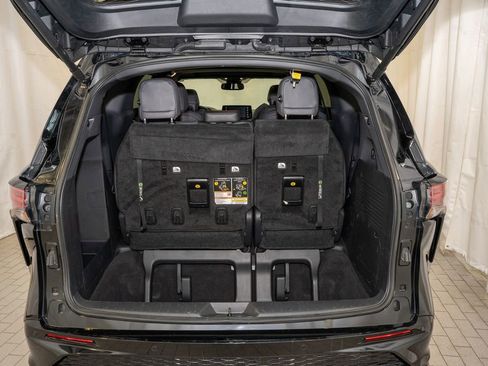 Used 2022 Toyota Sienna XSE image 5