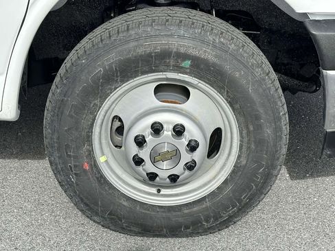New 2024 Chevrolet Express 4500 w/ Power Convenience Package RWD image 18