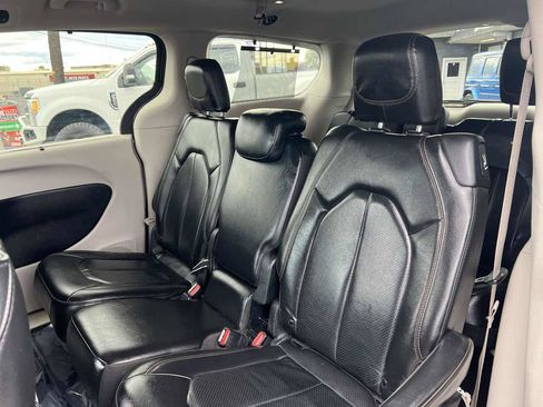 Used 2020 Chrysler Pacifica Touring-L FWD image 8