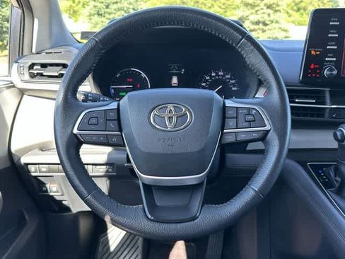Used 2023 Toyota Sienna XLE AWD/4WD image 8